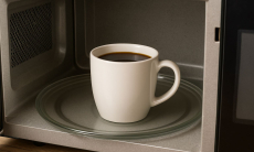 Можно ли разогревать чай и кофе в микроволновке