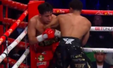 Непобежденный боксер встал с нокдауна и выиграл главный бой вечера в США