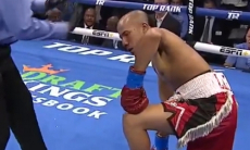 Непобежденный боксер дважды побывал в нокдауне и нокаутировал соперника. Видео