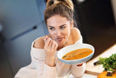 «Настоящий кошмар для желудка». Гастроэнтеролог назвал самые вредные супы