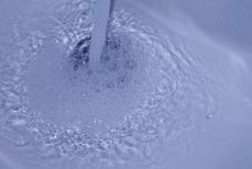 Этот раствор моментально устранит засор в раковине и «обновит» трубы — на всё уйдёт пара минут