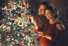 Психологи охарактеризовали людей, которые наряжают новогоднюю ёлку уже осенью