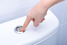 Почему нельзя смывать воду в унитазе, когда вы на нем сидите