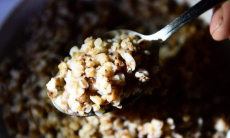 Эта каша сама выводит из организма холестерин — заменит мясо. Содержит много растительного белка и 18 аминокислот