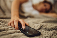 Какая распространённая привычка мешает просыпаться по утрам