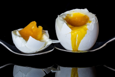 Раскрыт хитрый трюк для варки яиц — скорлупа слезет за секунды, а белок останется идеальным