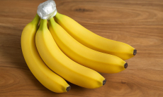 Как заставить бананы храниться долго и не чернеть — поможет одна маленькая хитрость