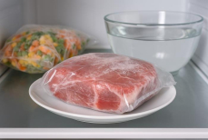 Как правильно разморозить продукты, чтобы не потерять их свойства — это нужно запомнить каждому