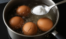 Яйца треснули во время варки? Срочно добавьте в воду это — и блюдо будет спасено