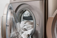 Добавьте один колпачок этого средства в машинку, порошок не нужен — вещи станут кипенно-белыми