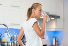 «Убивает печень и почки». Врач назвала опасную воду — пить её очень вредно для здоровья