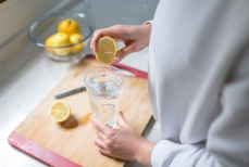 Помогает ли лимонная вода при вздутии живота