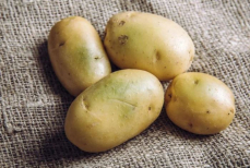 Почему нельзя есть зелёную картошку