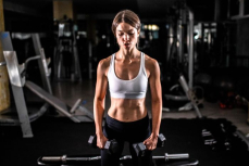 Польза подъёма гантелей перед собой для укрепления плеч и развития силы