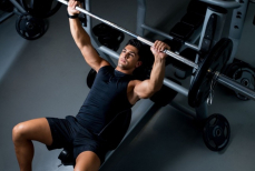 Как правильно выполнять жим штанги на наклонной скамье для набора мышечной массы