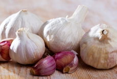 Врач назвал обязательный для здоровья продукт — незаменим в тандеме с салом. Защитит кишечник от полипов и рака