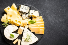 Кому опасно есть сыр, шоколад и ветчину