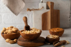 Вот как определить, что орехи испортились и их нельзя есть. Всего два признака