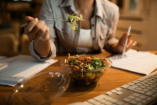 Эти пять продуктов никогда нельзя есть между 21:00 и 23:00