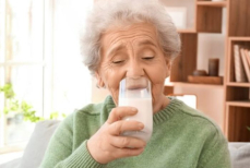 Можно ли пожилым людям пить молоко