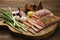 Можно ли есть сало с луком и чесноком