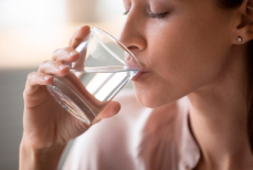 Полезно ли пить стакан воды натощак