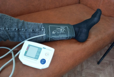 Тонометр покажет, есть ли бляшки в сосудах. Флеболог раскрыл, зачем мерить давление на ноге — одна цифра объяснит многое