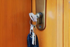 Нужно ли оставлять ключи в дверях на ночь