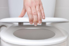 Нужно ли закрывать крышку унитаза перед смывом