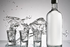 «Алкоголь нужен прямо сейчас». Десять полезных свойств водки, о которых вы не знали