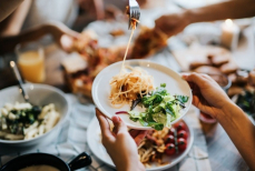 Учёные рассказали, чем грозит поздний ужин