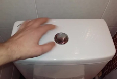 Вот что нужно положить в унитаз, чтобы платить за воду в два раза меньше. Простой трюк для тех, у кого счетчики