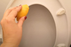 Чем отмыть ободок унитаза от желтизны — очень необычный, но рабочий способ