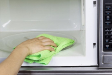 Можно ли мыть микроволновку включенной