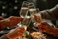 Можно ли пить шампанское с бумажным пеплом перед Новым годом