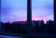 Почему на ночь нужно закрывать окна шторами — ответ удивит