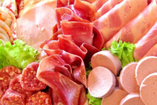 Кому из людей нельзя есть колбасу