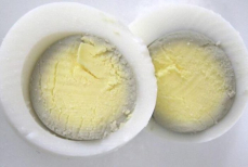 Почему желток яйца при варке синеет и можно ли его есть