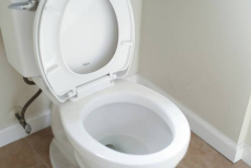 Почему нужно класть бутылку с водой в бачок унитаза