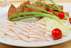 Кому из людей категорически нельзя есть сало