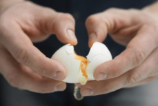 Почему нельзя разбивать яйцо о край посуды