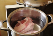 Можно ли мясо класть в горячую воду