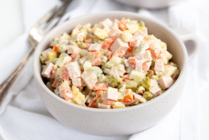 «Нож — прошлый век». Как быстро нарезать ингредиенты для «Оливье» — у вас уйдет всего 5 минут