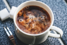 Кому в кофе нужно добавлять сахар