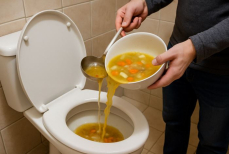 Можно ли выливать суп в унитаз? 