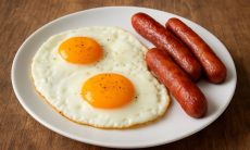 Почему нельзя есть яичницу с сосисками — раскрыта неожиданная опасность популярного завтрака