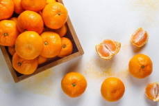 Не выбрасывайте мандариновые корки — они помогут сделать идеально чистой эту вечно грязную поверхность