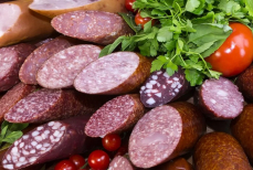 Какие признаки указывают на качественную колбасу — достаточно провести этот простой тест с продуктом