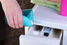 Почему нельзя добавлять порошок в барабан машинки