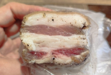 Раскрыт лучший способ приготовления домашнего сала. Минимум компонентов — яркий вкус